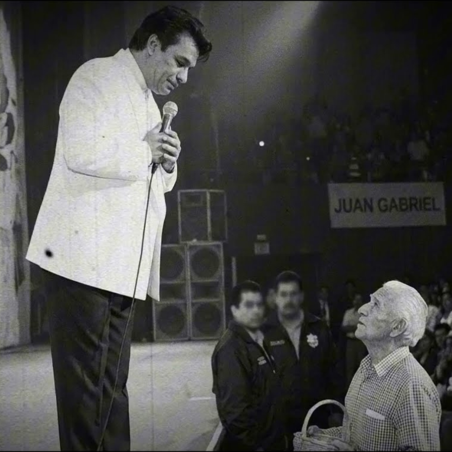 Juan Gabriel Vio a un Anciano Vendiendo Dulces en su Show—Lo que Hizo Aquella Noche Emocionó a Todos…