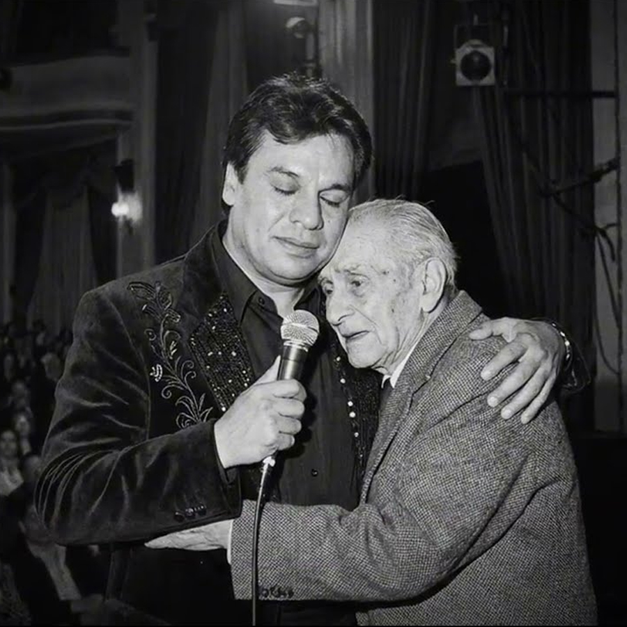 Juan Gabriel DETUVO la Canción a Mitad del Show Cuando vio a un Anciano Siendo Sacado por Seguridad…