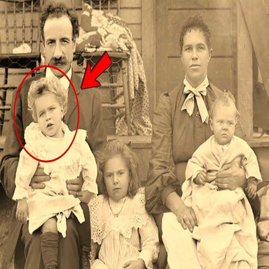 La Foto de 1902 que Parecía Mostrar una Familia Perfecta, Pero los Ojos de la Niña Ocultaban Secreto