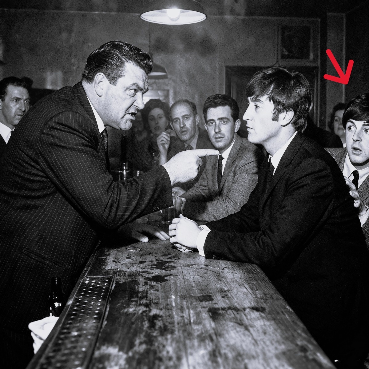 El jefe de la mafia amenazó a John Lennon en un bar—La respuesta de John hizo que todos se quedaran en SILENCIO.