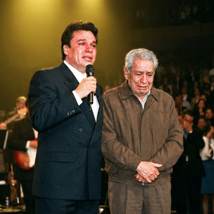 Juan Gabriel DETUVO la Canción a Mitad del Show Cuando vio a un Anciano que lo Protegió en Prisión…