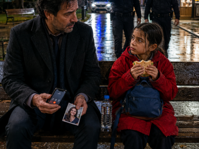 «¿USTED TAMBIÉN TIENE HAMBRE?», PREGUNTÓ LA NIÑA AL HOMBRE QUE LLORABA SOLO EN UN BANCO… ÉL PENSÓ QUE PEDÍA COMIDA, HASTA QUE ENTENDIÓ POR QUÉ LLEVABA TRES NOCHES VOLVIENDO AL MISMO PARQUE