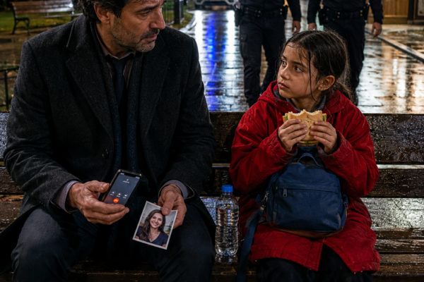 «¿USTED TAMBIÉN TIENE HAMBRE?», PREGUNTÓ LA NIÑA AL HOMBRE QUE LLORABA SOLO EN UN BANCO… ÉL PENSÓ QUE PEDÍA COMIDA, HASTA QUE ENTENDIÓ POR QUÉ LLEVABA TRES NOCHES VOLVIENDO AL MISMO PARQUE