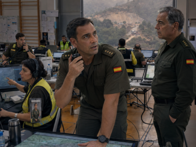 EL CORONEL GRITÓ: «¡DAME CUALQUIER AVIÓN QUE PUEDA VOLAR!»… PERO CUANDO LE DIJERON QUE SOLO QUEDABA DISPONIBLE UN VIEJO CANADAIR, SE RIÓ; SIETE MINUTOS DESPUÉS LO VIO ENTRAR ENTRE EL HUMO Y PREGUNTÓ: «¿QUIÉN DEMONIOS PILOTA ESO?»