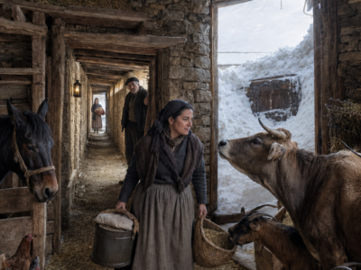 TODOS DIJERON QUE LA VIUDA ESTABA CAVANDO UNA ZANJA INÚTIL ENTRE LA CASA Y EL ESTABLO… HASTA QUE UNA NEVADA DE TRES DÍAS ENTERRÓ EL CAMINO Y ELLA FUE LA ÚNICA QUE PUDO LLEGAR A SUS ANIMALES SIN SALIR AL VIENTO