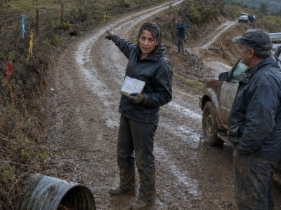 TODOS SE RIERON CUANDO UNA GANADERA PAGÓ 74 € POR SEIS TUBOS DE DESAGÜE QUE EL AYUNTAMIENTO IBA A MANDAR A CHATARRA… TRES MESES DESPUÉS CAYERON MÁS DE 200 LITROS POR METRO CUADRADO EN UNA NOCHE Y SU CAMINO FUE EL ÚNICO DE LA ZONA QUE NO DESAPARECIÓ